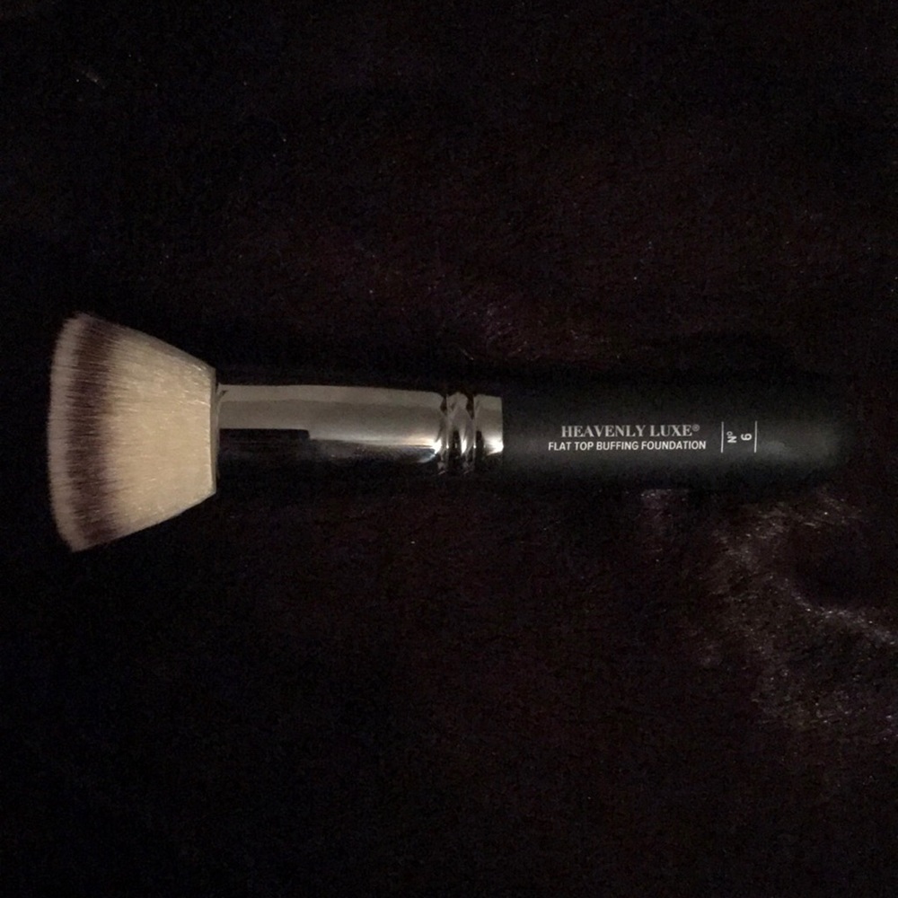 IT Cosmetics Flat Top Buffing Foundation Brush - Picture 2 of 4